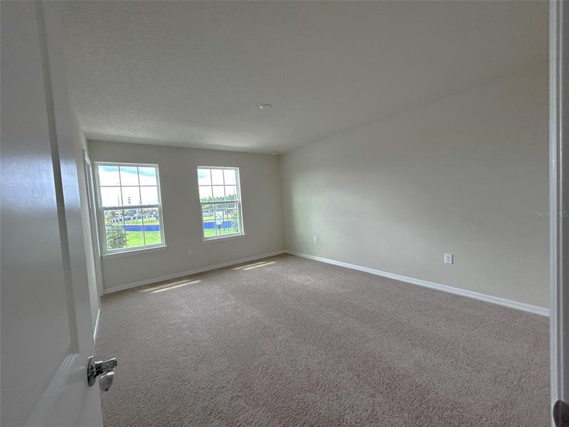 Spacious, unfurnished interior of a new home in , Orlando (Image 9).