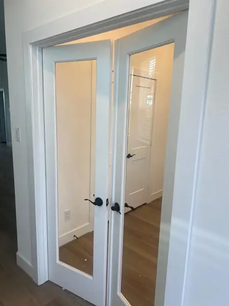 Spacious, unfurnished interior of a new home in Wood Leaf Reserve, Tomball (Image 10).