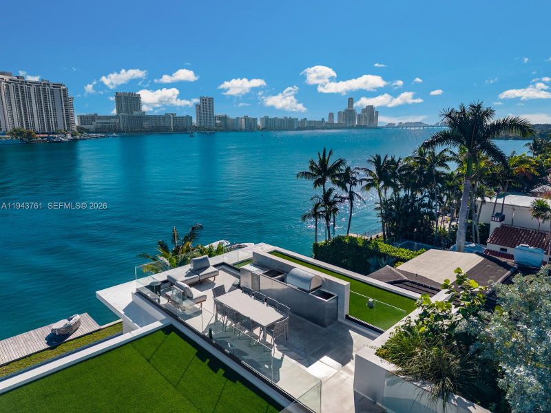 Condo located in Miami Beach, FL showcasing its design and architecture (Image 36).