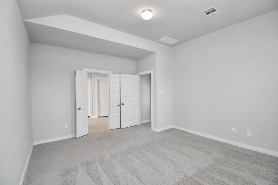 Escape and relax in the exquisite primary suite, a haven to unwind after a long day. The spacious room, boasts plush carpeting, soothing paint tones, high ceilings, and expansive windows adorned with privacy blinds. Escape and relax in the exquisite primary suite, a haven to unwind after a long day. The spacious room, boasts plush carpeting, soothing paint tones, high ceilings, and expansive windows adorned with privacy blinds.