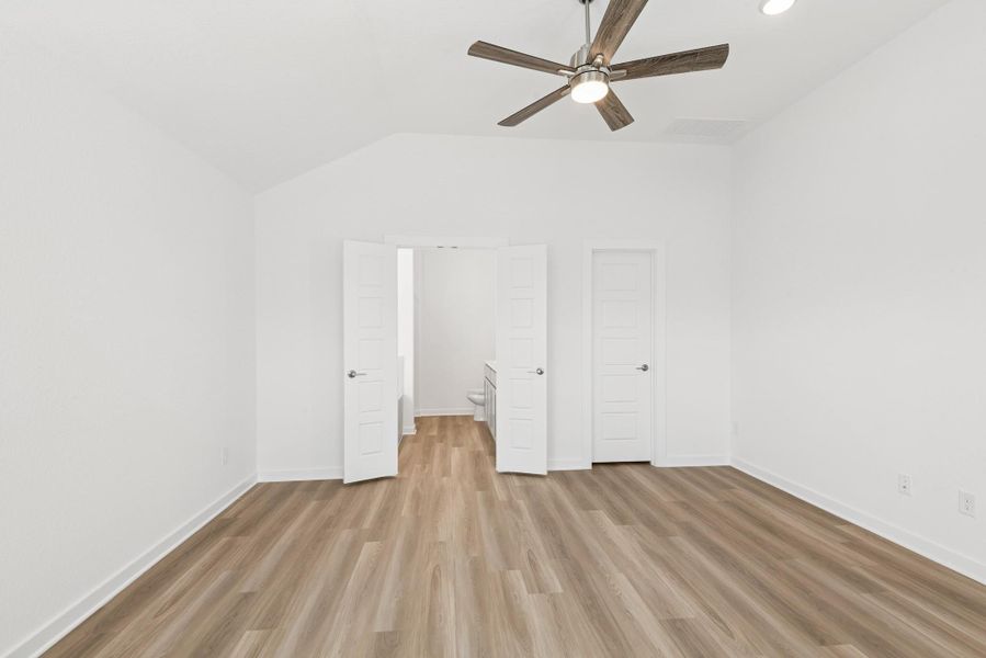Spacious, unfurnished interior of a new home in Miller's Pond, Rosenberg (Image 17).