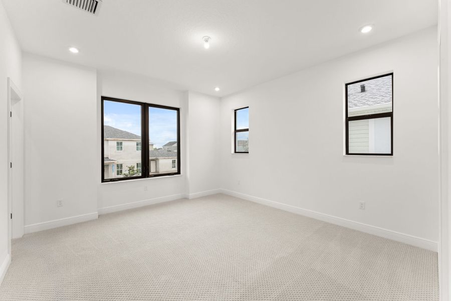 Spacious, unfurnished interior of a new home in Newfield - Rosette Park, Palm City (Image 11).