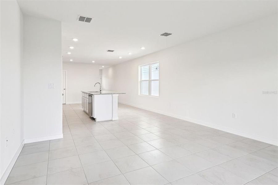Spacious, unfurnished interior of a new home in Hamilton Bluff, Haines City (Image 18).