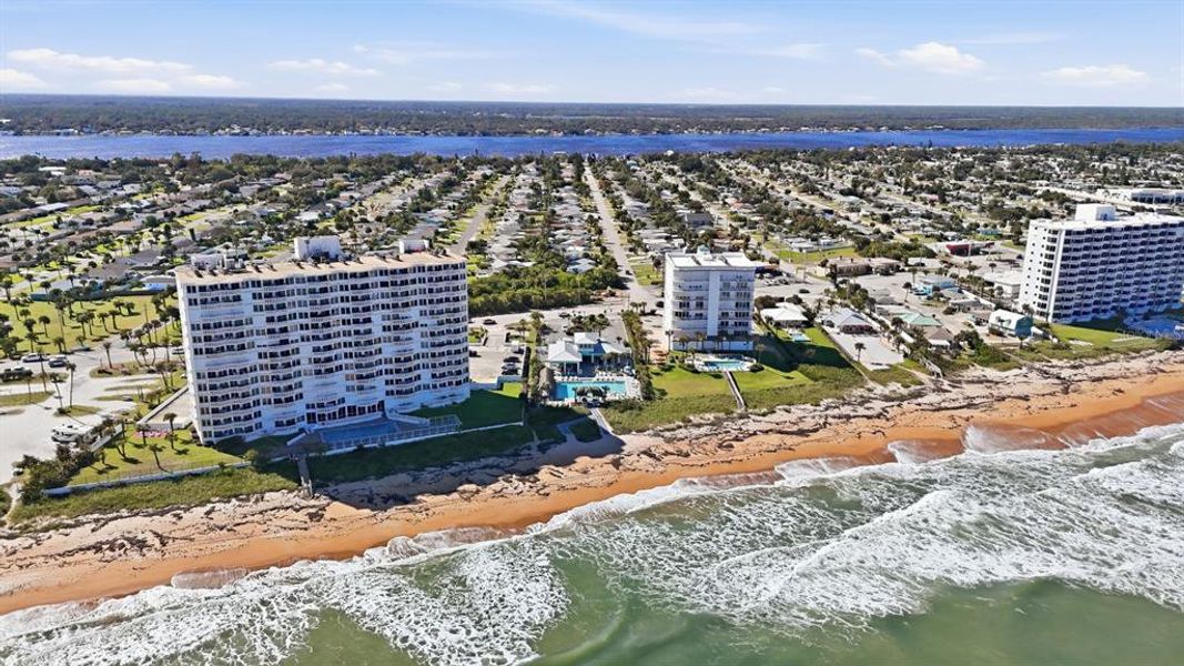 Condo located in Daytona Beach, FL showcasing its design and architecture (Image 50).