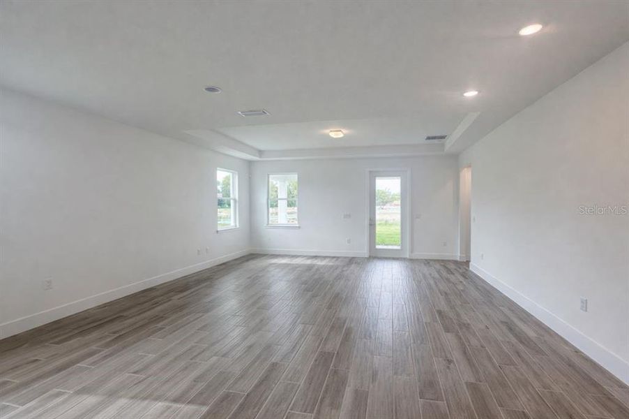 Spacious, unfurnished interior of a new home in Yucatan Gardens, Orlando (Image 5).