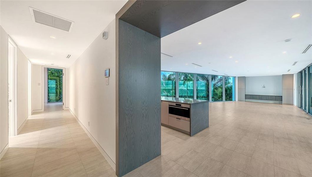 Spacious, unfurnished interior of a new home in , Longboat Key (Image 36).