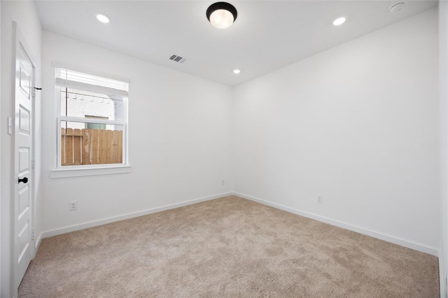 Spacious, unfurnished interior of a new home in Ashland, Angleton (Image 15).