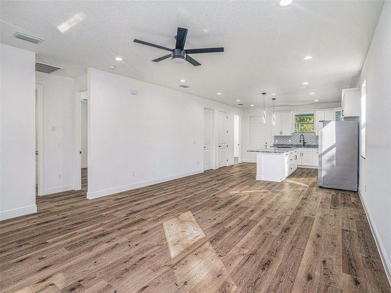Spacious, unfurnished interior of a new home in , Tampa (Image 10).