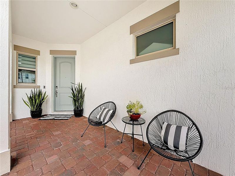 Exterior details and patio area of a home in , Orlando (Image 4).