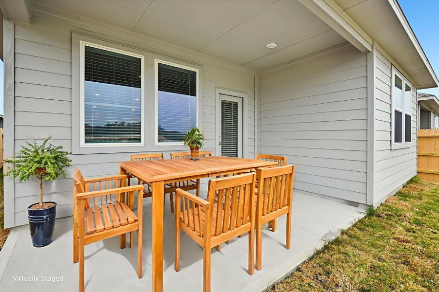 Exterior details and patio area of a home in Webercrest Heights, Houston (Image 3).