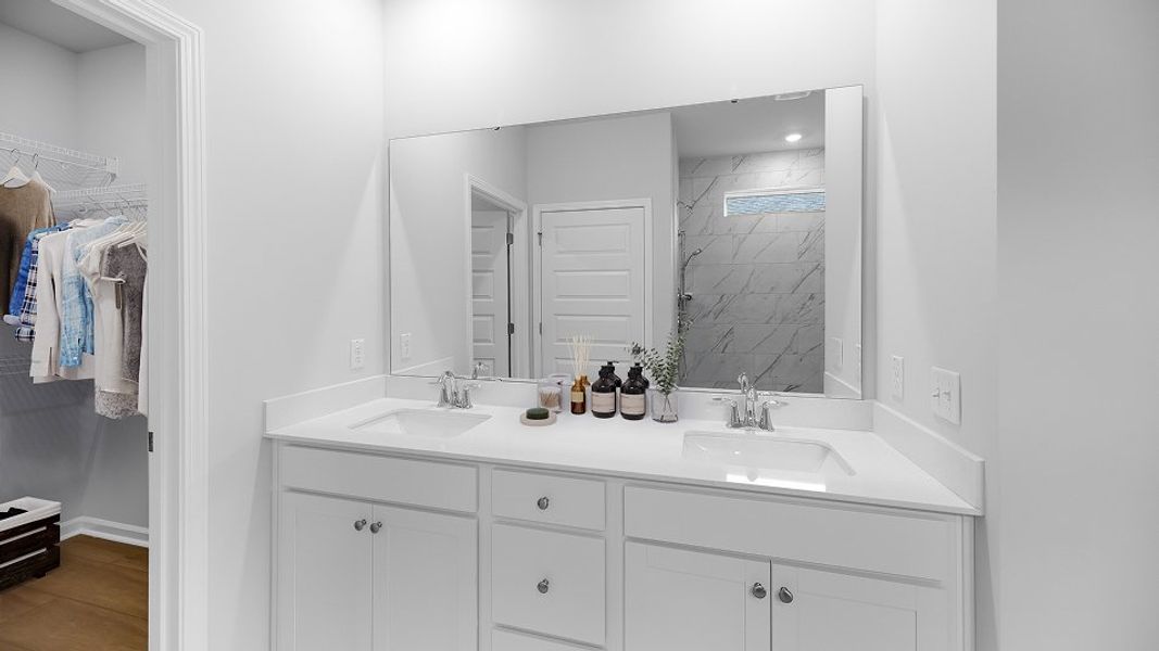 1558 Carlyle Owners Bath 1of2 F1 Base3