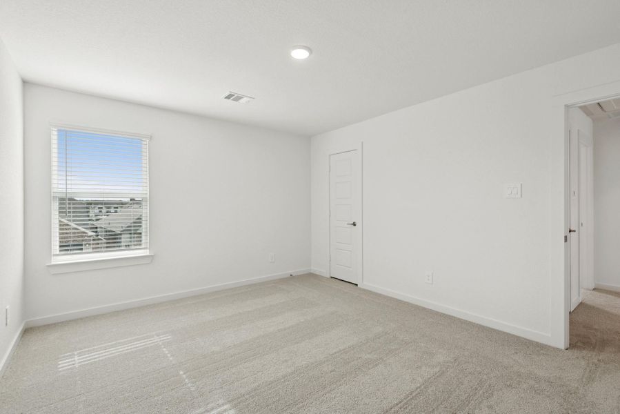 Spacious, unfurnished interior of a new home in Lone Star Landing, Montgomery (Image 33).
