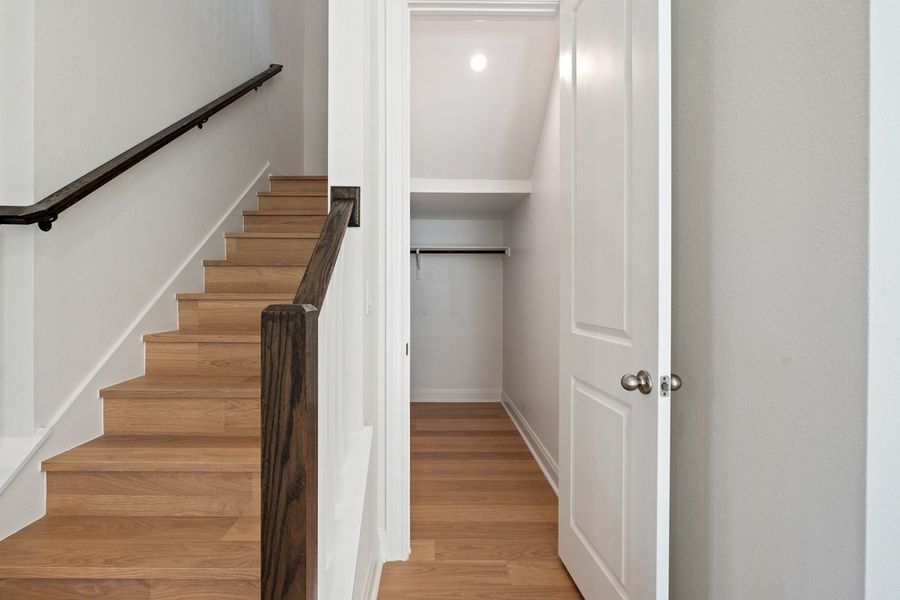 Spacious, unfurnished interior of a new home in Persimmon, Buda (Image 38).