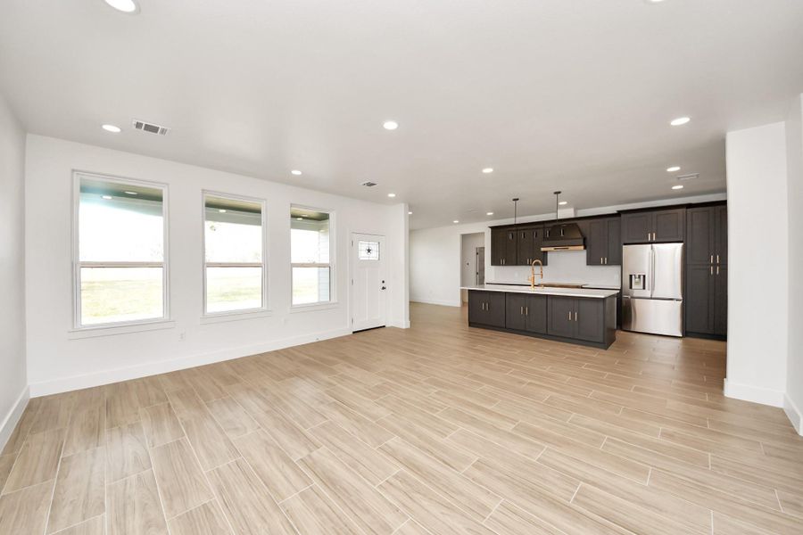 Spacious, unfurnished interior of a new home in , Rosharon (Image 32).
