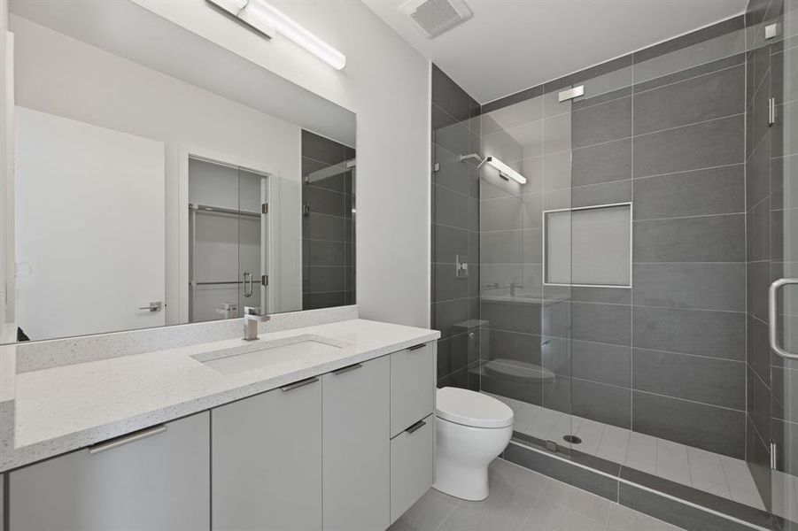 Furnished interior view inside a new home in , Dallas (Image 13).