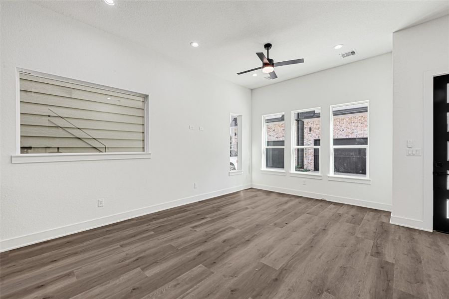 View from Kitchen to Livingroom View from Kitchen to Livingroom