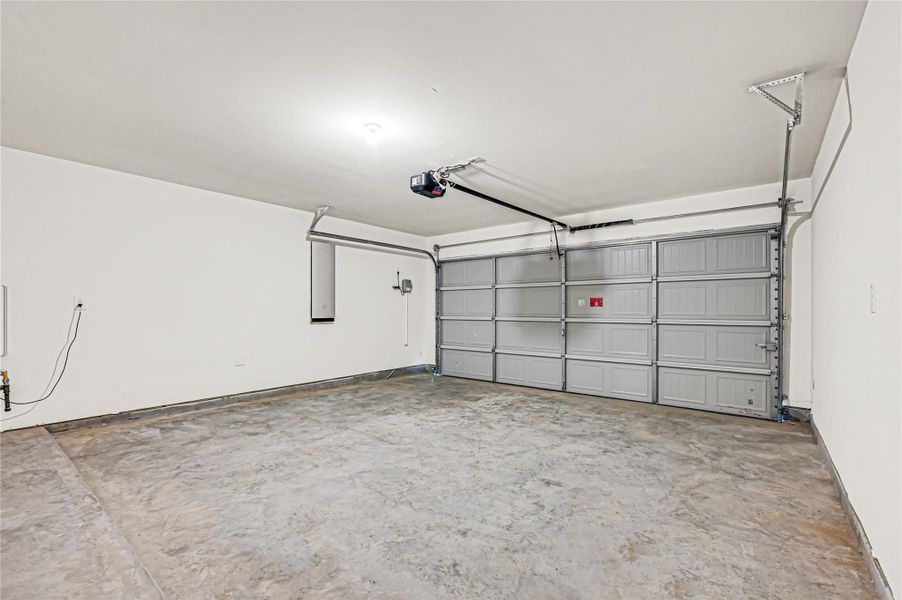 Spacious, unfurnished interior of a new home in Holly Ridge, Rosenberg (Image 34).