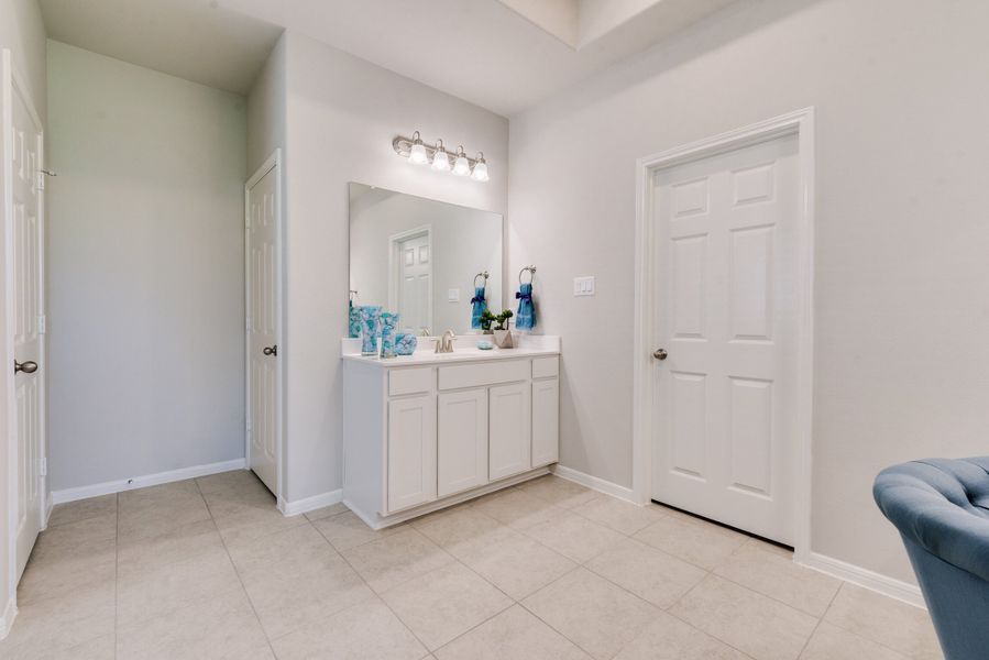 Representative furnished interior of a home built from the Floor Plan 2543 by Colina Homes in Grand Magnolia, Magnolia (Image 28). Representative furnished interior of a home built from the Floor Plan 2543 by Colina Homes in Grand Magnolia, Magnolia (Image 28).