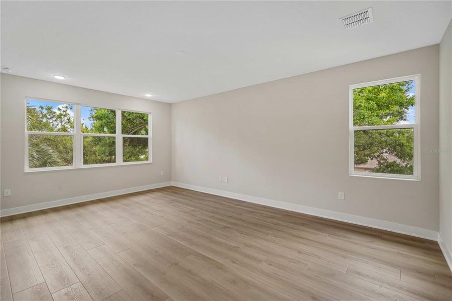 Spacious, unfurnished interior of a new home in , Tampa (Image 41).