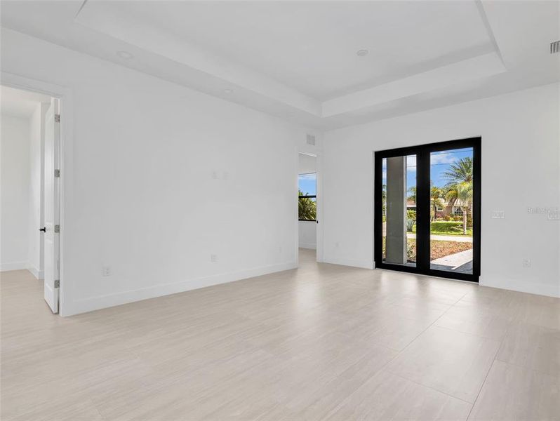 Spacious, unfurnished interior of a new home in , Cape Coral (Image 46).