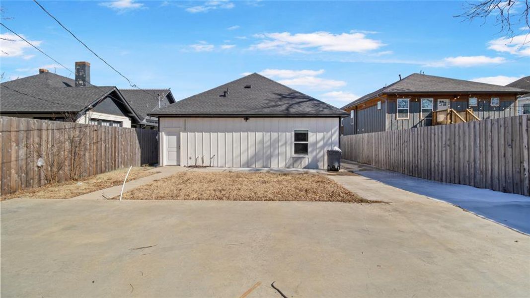Exterior details and patio area of a home in , Dallas (Image 4).