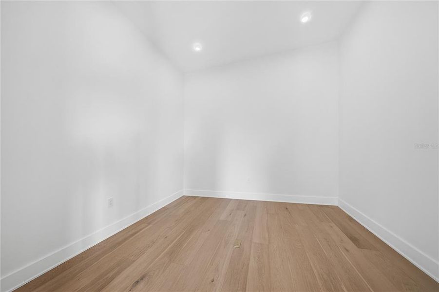 Spacious, unfurnished interior of a new home in , Tampa (Image 55).