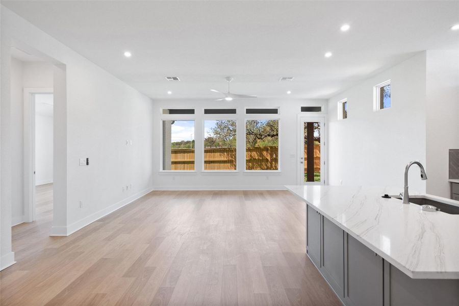 Spacious, unfurnished interior of a new home in Persimmon, Buda (Image 19).