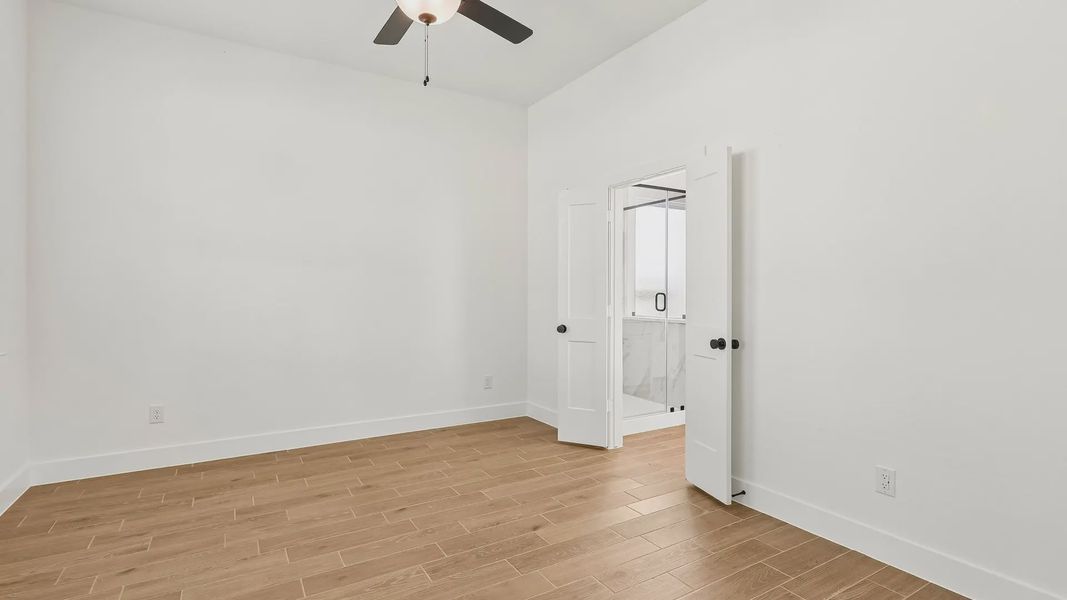 Spacious, unfurnished interior of a new home in Evergreen 40s, Conroe (Image 21).