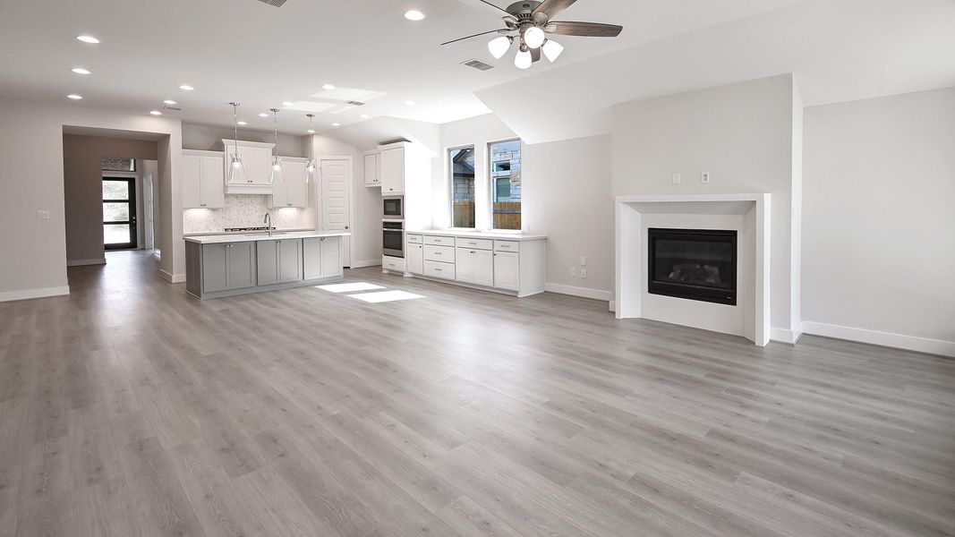 Spacious, unfurnished interior of a new home in 6 Creeks 60', Kyle (Image 22).