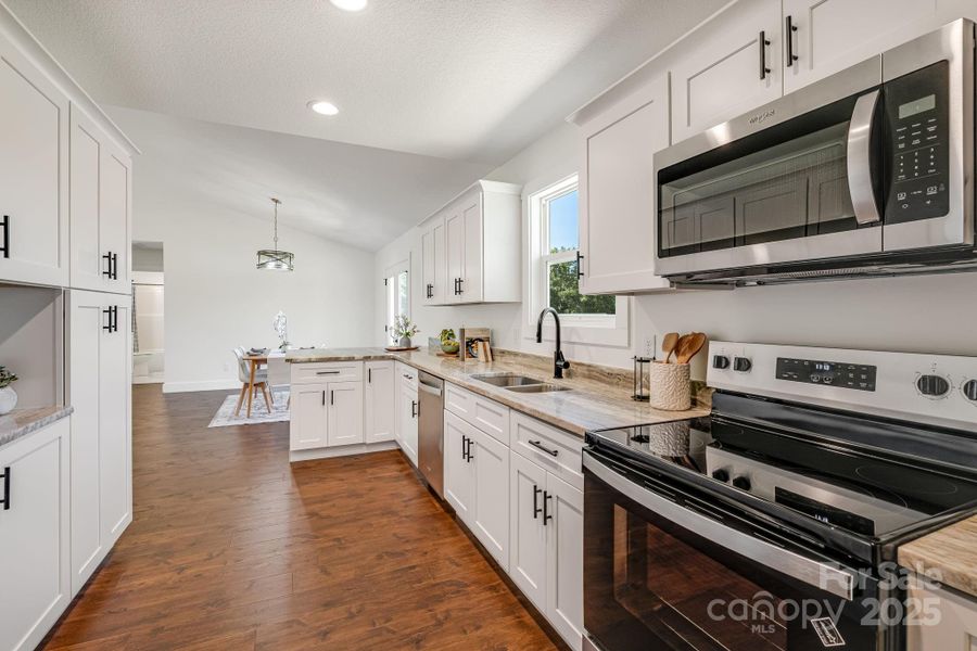 Kitchen w/granite counters