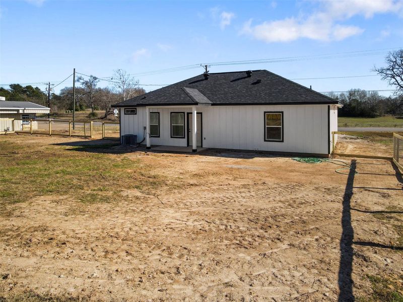 Exterior details and patio area of a home in , Hearne (Image 4).