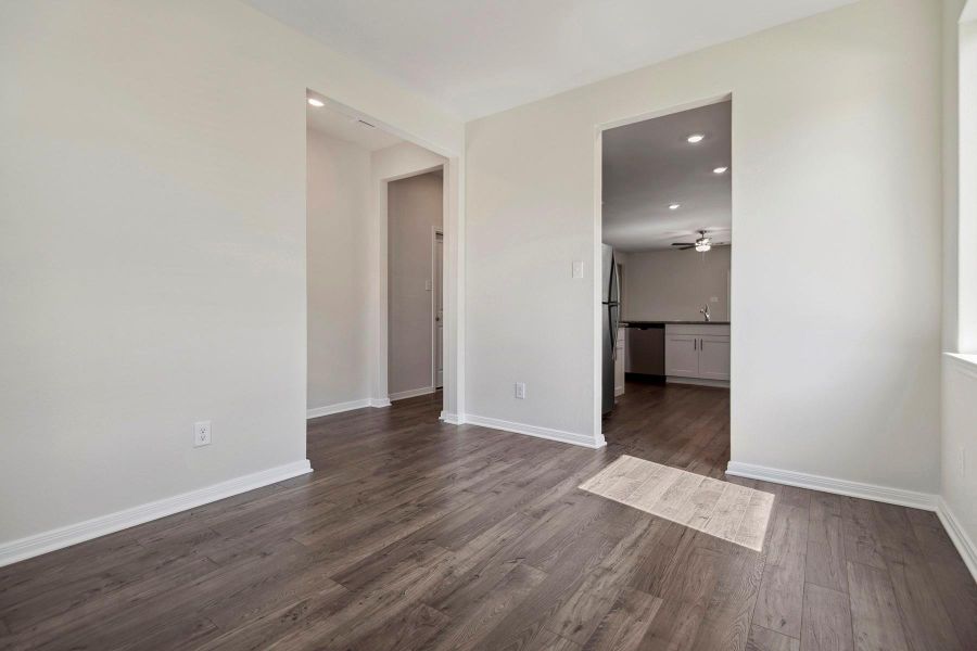 Spacious, unfurnished interior of a new home in Sweetwater Ridge, Conroe (Image 5).