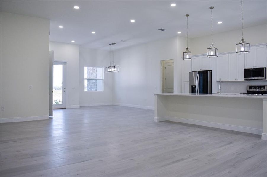 Spacious, unfurnished interior of a new home in , Lake Alfred (Image 19).