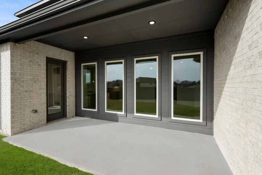 Exterior details and patio area of a home in Hayes Crossing, Midlothian (Image 3).