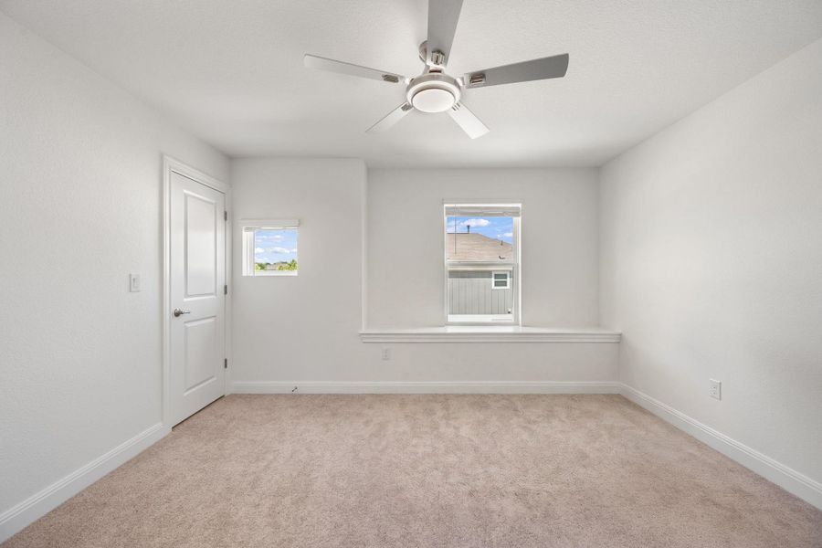 Spacious, unfurnished interior of a new home in Messinger Village, Austin (Image 24).
