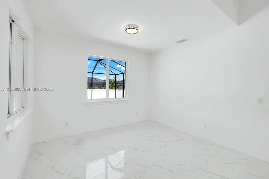 Spacious, unfurnished interior of a new home in , Cape Coral (Image 26).
