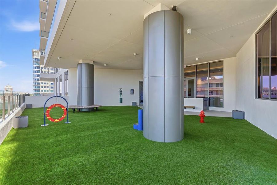 Exterior details and patio area of a home in , St. Petersburg (Image 31).