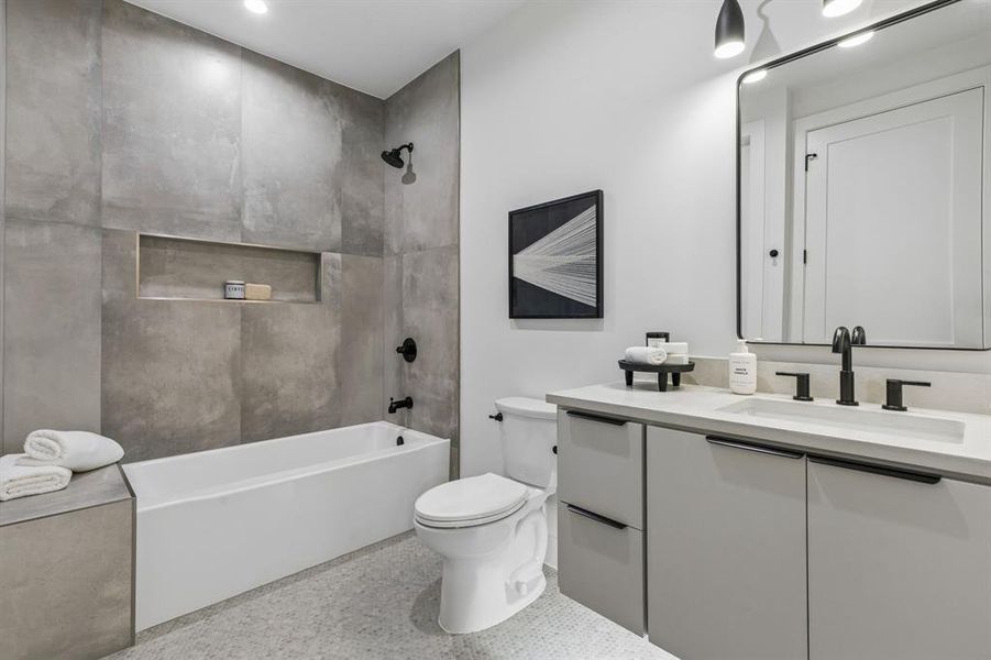 Furnished interior view inside a new home in , Dallas (Image 30).