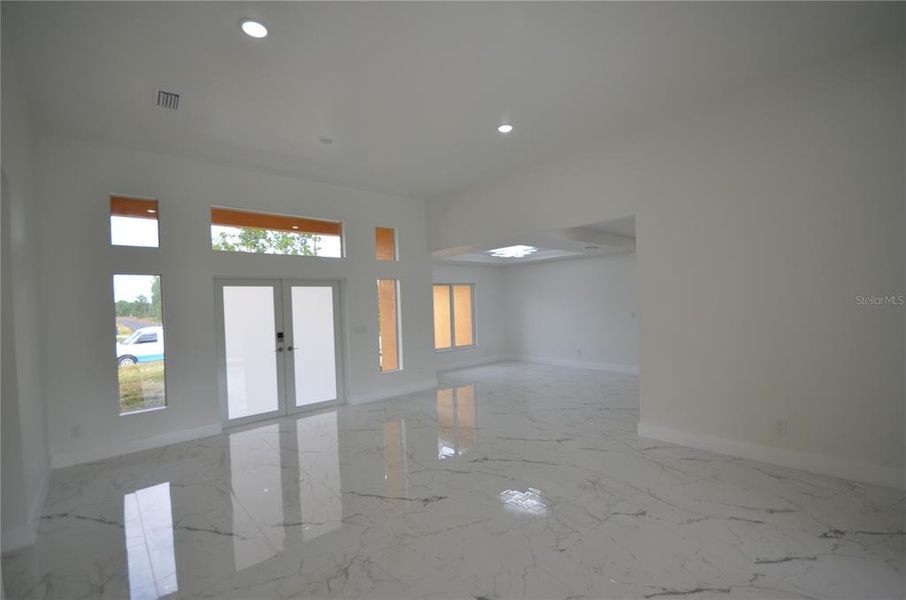 Spacious, unfurnished interior of a new home in , Lehigh Acres (Image 9).