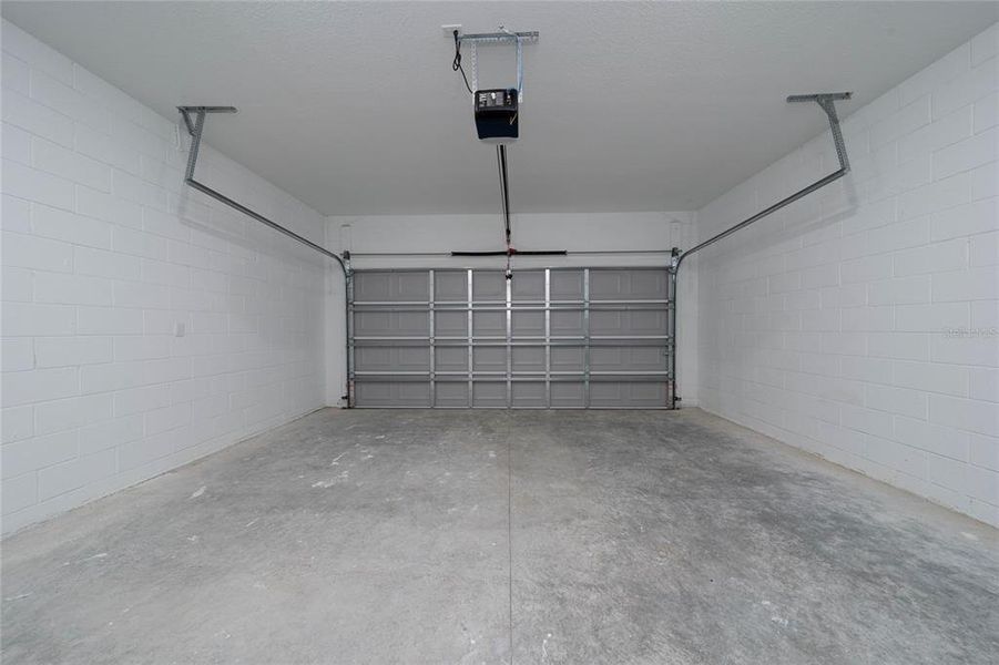 Spacious, unfurnished interior of a new home in , Ocala (Image 32).