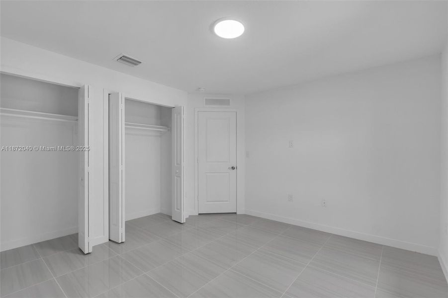 Spacious, unfurnished interior of a new home in , Miami Gardens (Image 11).