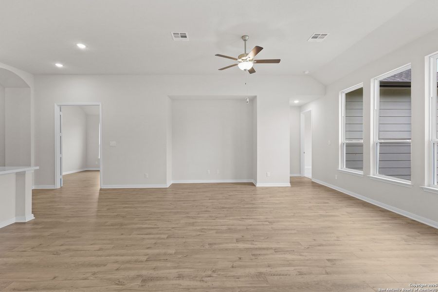Spacious, unfurnished interior of a new home in Foxbrook, Cibolo (Image 25). Spacious, unfurnished interior of a new home in Foxbrook, Cibolo (Image 25).