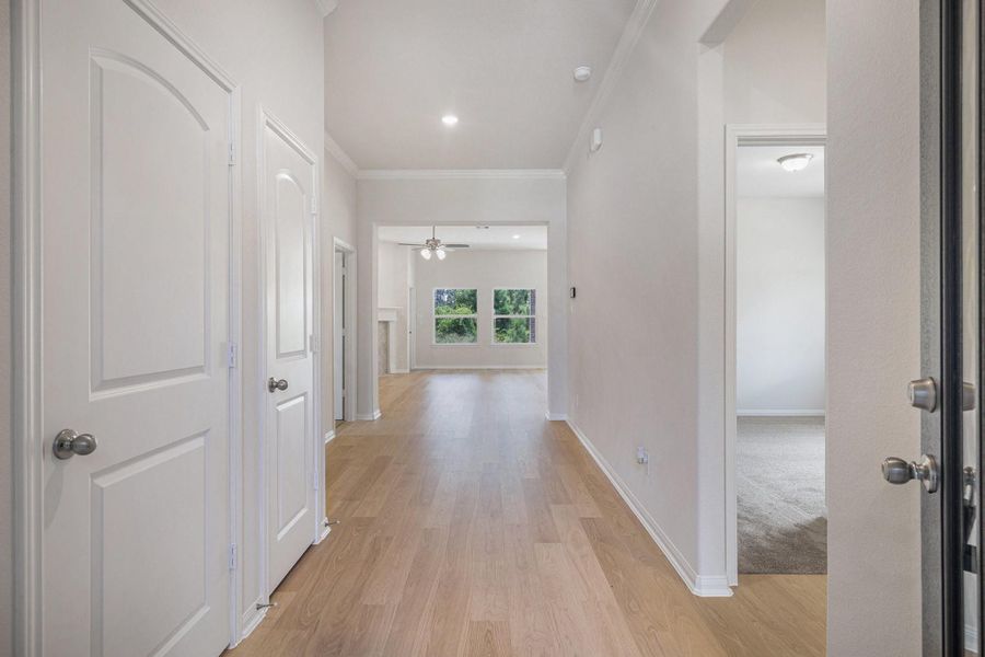 Spacious, unfurnished interior of a new home in Deer Pines, Conroe (Image 14).