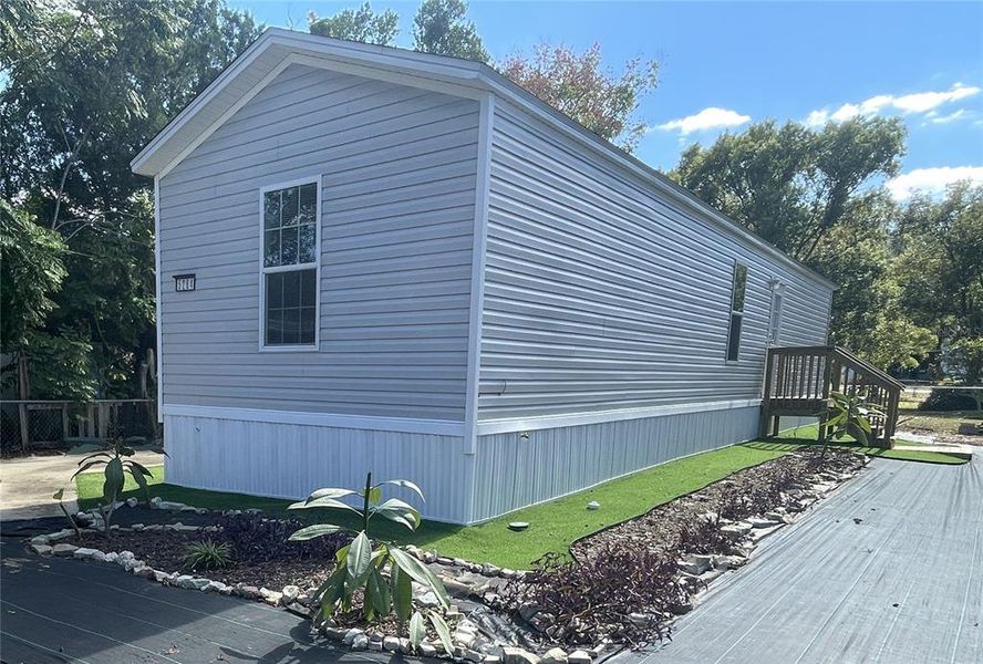 Exterior details and patio area of a home in , Dunnellon (Image 17).