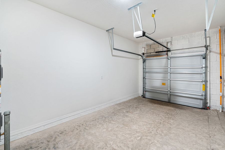 Spacious, unfurnished interior of a new home in Shenandoah Reserve, Orlando (Image 47).