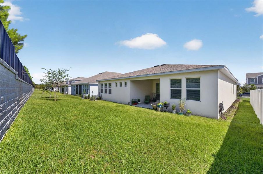 Exterior details and patio area of a home in Bronson's Ridge, Apopka (Image 25).