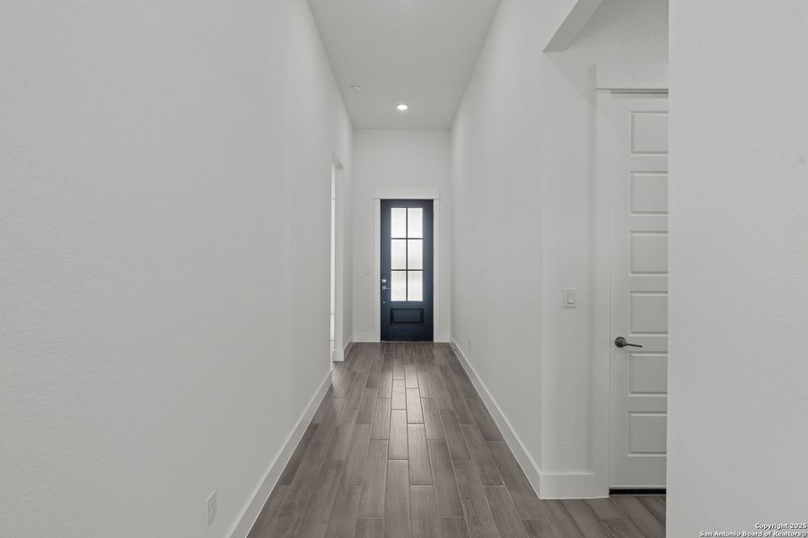 Spacious, unfurnished interior of a new home in Bison Ridge, San Antonio (Image 21).