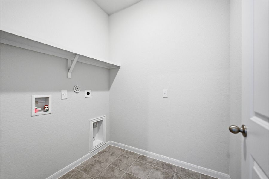 Spacious, unfurnished interior of a new home in Laurel Vistas, San Antonio (Image 55).