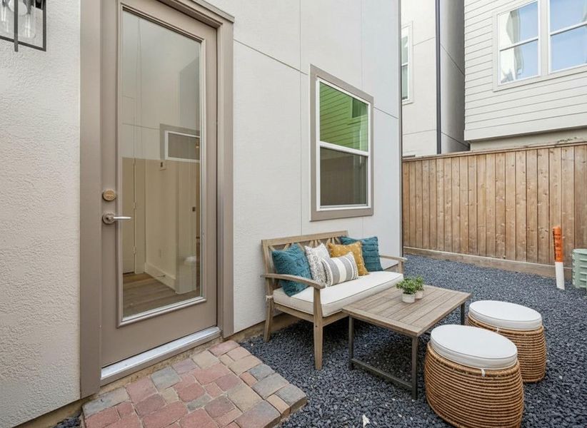 Exterior details and patio area of a home in Upland Estates, Houston (Image 25).