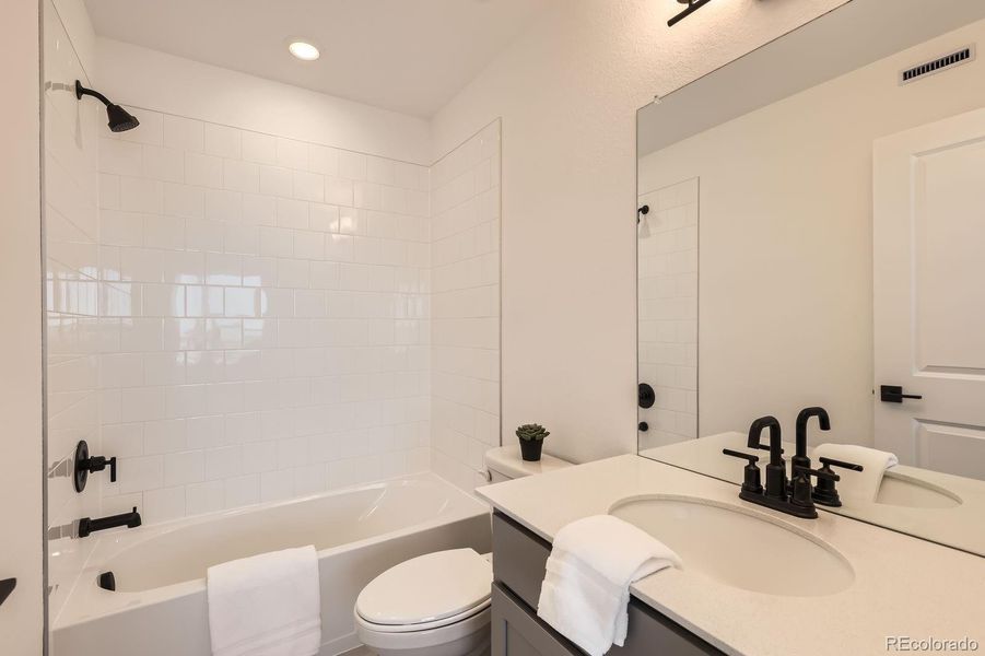 Furnished interior view inside a new home in Argenta, Aurora (Image 10).